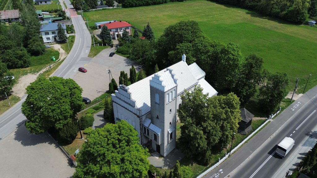 Kościół w Sobikowie z lotu ptaka, wśród zieleni